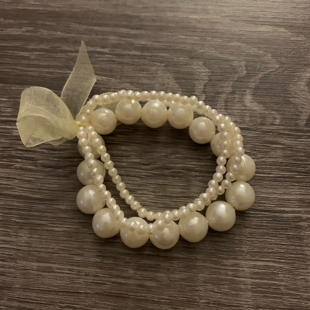 Pearl bracelets with yellow bow